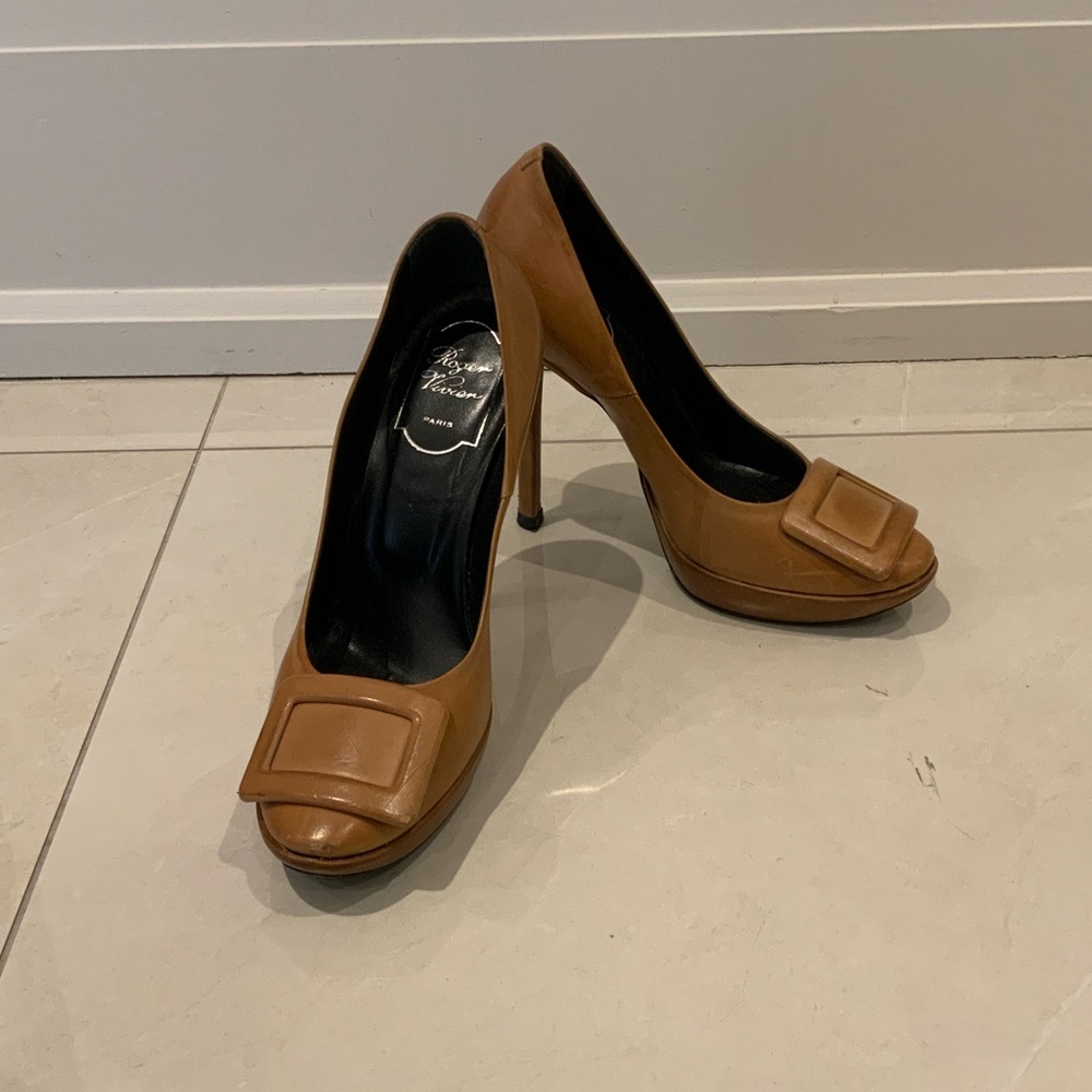 Roger Vivier Tan Leather Heels